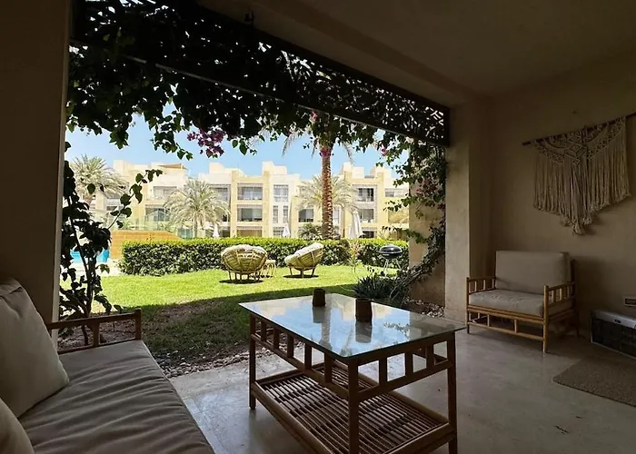 2 Bedroom With A Garden Facing The Pool